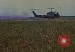 Image UH-1D'hélicoptère Vietnam, 1968, de la seconde 62 séquences d'archives historiques vidéo 65675040361