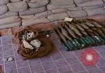 Image des armes saisies Vietnam, 1968, de la seconde 7 séquences d'archives historiques vidéo 65675040363