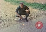 Image des armes saisies Vietnam, 1968, de la seconde 48 séquences d'archives historiques vidéo 65675040363