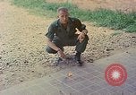 Image des armes saisies Vietnam, 1968, de la seconde 50 séquences d'archives historiques vidéo 65675040363