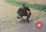 Image des armes saisies Vietnam, 1968, de la seconde 53 séquences d'archives historiques vidéo 65675040363