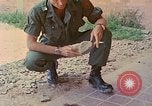 Image des armes saisies Vietnam, 1968, de la seconde 56 séquences d'archives historiques vidéo 65675040363