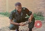 Image des armes saisies Vietnam, 1968, de la seconde 59 séquences d'archives historiques vidéo 65675040363