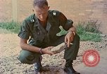 Image des armes saisies Vietnam, 1968, de la seconde 60 séquences d'archives historiques vidéo 65675040363