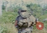 Standbild Viet Cong Gräber Vietnam, 1968, aus Sekunde 40 historischem Filmmaterial Videoclip 65675040368