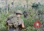 Standbild Viet Cong Gräber Vietnam, 1968, aus Sekunde 43 historischem Filmmaterial Videoclip 65675040368