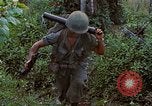 Standbild Viet Cong Gräber Vietnam, 1968, aus Sekunde 46 historischem Filmmaterial Videoclip 65675040368