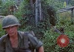 Standbild Viet Cong Gräber Vietnam, 1968, aus Sekunde 58 historischem Filmmaterial Videoclip 65675040368