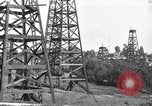 Standbild Ölfeld Los Angeles California USA, 1916, aus Sekunde 1 historischem Filmmaterial Videoclip 65675040398