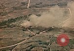 Standbild japanische Wohngebiet Pacific Theater, 1945, aus Sekunde 4 historischem Filmmaterial Videoclip 65675040479