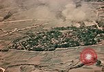 Standbild japanische Wohngebiet Pacific Theater, 1945, aus Sekunde 10 historischem Filmmaterial Videoclip 65675040479