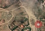 Standbild japanische Wohngebiet Pacific Theater, 1945, aus Sekunde 14 historischem Filmmaterial Videoclip 65675040479
