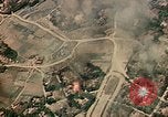 Standbild japanische Wohngebiet Pacific Theater, 1945, aus Sekunde 16 historischem Filmmaterial Videoclip 65675040479