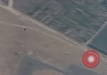 Standbild Us-Flugzeuge Gun camera Footage Okinawa Ryukyu Inseln, 1945, aus Sekunde 3 historischem Filmmaterial Videoclip 65675040484