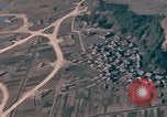 Standbild Us-Flugzeuge Gun camera Footage Okinawa Ryukyu Inseln, 1945, aus Sekunde 8 historischem Filmmaterial Videoclip 65675040484
