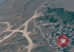 Standbild Us-Flugzeuge Gun camera Footage Okinawa Ryukyu Inseln, 1945, aus Sekunde 10 historischem Filmmaterial Videoclip 65675040484