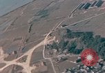 Standbild Us-Flugzeuge Gun camera Footage Okinawa Ryukyu Inseln, 1945, aus Sekunde 11 historischem Filmmaterial Videoclip 65675040484