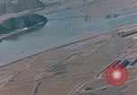 Standbild Us-Flugzeuge Gun camera Footage Okinawa Ryukyu Inseln, 1945, aus Sekunde 12 historischem Filmmaterial Videoclip 65675040484