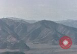 Standbild Us-Flugzeuge Gun camera Footage Okinawa Ryukyu Inseln, 1945, aus Sekunde 13 historischem Filmmaterial Videoclip 65675040484