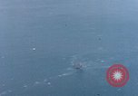 Standbild Us-Flugzeuge Gun camera Footage Okinawa Ryukyu Inseln, 1945, aus Sekunde 16 historischem Filmmaterial Videoclip 65675040484