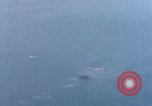 Standbild Us-Flugzeuge Gun camera Footage Okinawa Ryukyu Inseln, 1945, aus Sekunde 17 historischem Filmmaterial Videoclip 65675040484