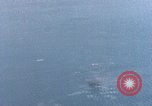 Standbild Us-Flugzeuge Gun camera Footage Okinawa Ryukyu Inseln, 1945, aus Sekunde 18 historischem Filmmaterial Videoclip 65675040484