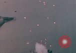 Standbild Us-Flugzeuge Gun camera Footage Okinawa Ryukyu Inseln, 1945, aus Sekunde 21 historischem Filmmaterial Videoclip 65675040484