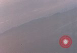 Standbild Us-Flugzeuge Gun camera Footage Okinawa Ryukyu Inseln, 1945, aus Sekunde 23 historischem Filmmaterial Videoclip 65675040484