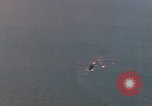 Standbild Us-Flugzeuge Gun camera Footage Okinawa Ryukyu Inseln, 1945, aus Sekunde 26 historischem Filmmaterial Videoclip 65675040484