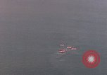 Standbild Us-Flugzeuge Gun camera Footage Okinawa Ryukyu Inseln, 1945, aus Sekunde 27 historischem Filmmaterial Videoclip 65675040484