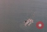 Standbild Us-Flugzeuge Gun camera Footage Okinawa Ryukyu Inseln, 1945, aus Sekunde 28 historischem Filmmaterial Videoclip 65675040484