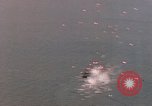 Standbild Us-Flugzeuge Gun camera Footage Okinawa Ryukyu Inseln, 1945, aus Sekunde 30 historischem Filmmaterial Videoclip 65675040484
