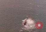 Standbild Us-Flugzeuge Gun camera Footage Okinawa Ryukyu Inseln, 1945, aus Sekunde 32 historischem Filmmaterial Videoclip 65675040484