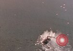 Standbild Us-Flugzeuge Gun camera Footage Okinawa Ryukyu Inseln, 1945, aus Sekunde 33 historischem Filmmaterial Videoclip 65675040484