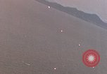 Standbild Us-Flugzeuge Gun camera Footage Okinawa Ryukyu Inseln, 1945, aus Sekunde 34 historischem Filmmaterial Videoclip 65675040484