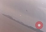 Standbild Us-Flugzeuge Gun camera Footage Okinawa Ryukyu Inseln, 1945, aus Sekunde 35 historischem Filmmaterial Videoclip 65675040484