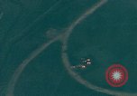 Standbild Us-Flugzeuge Gun camera Footage Okinawa Ryukyu Inseln, 1945, aus Sekunde 39 historischem Filmmaterial Videoclip 65675040484