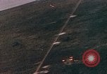 Standbild Us-Flugzeuge Gun camera Footage Okinawa Ryukyu Inseln, 1945, aus Sekunde 49 historischem Filmmaterial Videoclip 65675040484