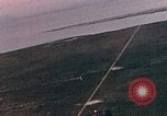 Standbild Us-Flugzeuge Gun camera Footage Okinawa Ryukyu Inseln, 1945, aus Sekunde 50 historischem Filmmaterial Videoclip 65675040484