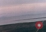 Standbild Us-Flugzeuge Gun camera Footage Okinawa Ryukyu Inseln, 1945, aus Sekunde 51 historischem Filmmaterial Videoclip 65675040484