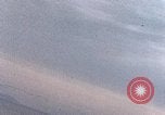 Standbild Us-Flugzeuge Gun camera Footage Okinawa Ryukyu Inseln, 1945, aus Sekunde 54 historischem Filmmaterial Videoclip 65675040484