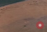 Standbild Us-Flugzeuge Gun camera Footage Okinawa Ryukyu Inseln, 1945, aus Sekunde 56 historischem Filmmaterial Videoclip 65675040484