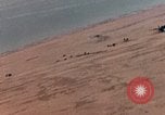 Standbild Us-Flugzeuge Gun camera Footage Okinawa Ryukyu Inseln, 1945, aus Sekunde 62 historischem Filmmaterial Videoclip 65675040484
