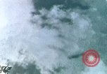 Standbild Bombardierung Okinawa Ryukyu Inseln, 1945, aus Sekunde 3 historischem Filmmaterial Videoclip 65675040491