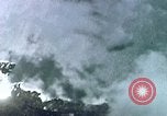Standbild Bombardierung Okinawa Ryukyu Inseln, 1945, aus Sekunde 4 historischem Filmmaterial Videoclip 65675040491