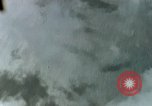Standbild Bombardierung Okinawa Ryukyu Inseln, 1945, aus Sekunde 9 historischem Filmmaterial Videoclip 65675040491