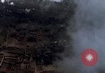 Standbild Bombardierung Okinawa Ryukyu Inseln, 1945, aus Sekunde 13 historischem Filmmaterial Videoclip 65675040491