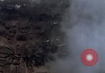 Standbild Bombardierung Okinawa Ryukyu Inseln, 1945, aus Sekunde 14 historischem Filmmaterial Videoclip 65675040491