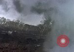 Standbild Bombardierung Okinawa Ryukyu Inseln, 1945, aus Sekunde 15 historischem Filmmaterial Videoclip 65675040491