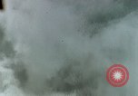 Standbild Bombardierung Okinawa Ryukyu Inseln, 1945, aus Sekunde 16 historischem Filmmaterial Videoclip 65675040491